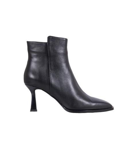 Shop LOLACRUZ  Stivale: Lola Cruz stivaletti "Solenne" in pelle.
Modello Solenne Boots 75 con punta affusolata.
Gambale basso.
Tacco a spillo 7,5 cm.
Composizione: 100% Pelle.
Fabbricato in Spagna.. 023T14-N